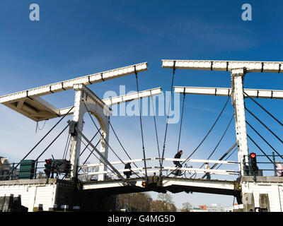 Blick auf Amsterdams berühmten Magere Brug oder "Skinny Bridge." Stockfoto