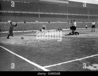 Derek Pace von Sheffield United geht durch Tottenham Hotspur's John Hills und Melvyn Hopkins (versteckt), um an Torhüter Ted Ditchburn vorbei zu kommen. Stockfoto