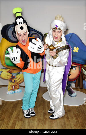 Jedward als Goofy und Aladdin in Hamleys im Zentrum von London für die Einführung von Disney Universe das Videospiel. Stockfoto