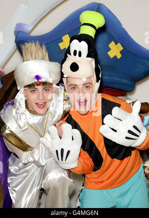 Jedward als Goofy und Aladdin in Hamleys im Zentrum von London für die Einführung von Disney Universe das Videospiel. Stockfoto
