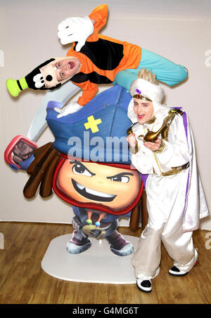 Jedward als Goofy und Aladdin in Hamleys im Zentrum von London für die Einführung von Disney Universe das Videospiel. Stockfoto