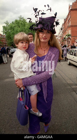 Jemima Khan mit ihrem Sohn Sulaiman (2 Jahre) nach der Hochzeit ihres Bruders Zac Goldsmith und Sheherazade Ventura in St. Simon the Zealot in London. Stockfoto