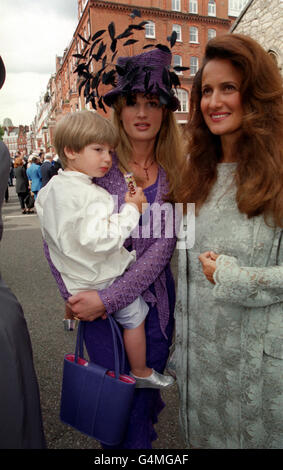 Jemima Khan mit ihrem Sohn Sulaiman (2 Jahre) und ihrer Schwester Isobella nach der Hochzeit ihres Bruders Zac Goldsmith mit Sheherazade Ventura in St. Simon the Zealot in London. * 29/12/2000: Jemima Khan, die Frau des Cricketers Imran. Sie, ihre beiden Kinder, ihre Mutter Annabel - die Witwe des Geschäftsmannes Sir James - und ihr Bruder Benjamin waren an Bord eines British Airways Jumbo 747, der von Gatwick nach Nairobi reiste, als ein Verrückter in das Cockpit stürzte und es außer Kontrolle geratene. Während das Flugzeug lauerte, wurden mehrere Passagiere verletzt, während die Piloten um die Rückkehr zur Kontrolle kämpften. Stockfoto