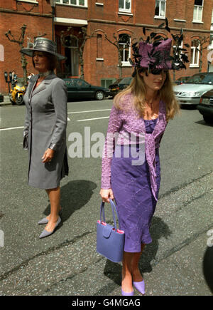 Jemima Khan und ihre Mutter Annabel Goldsmith nach der Hochzeit ihres Bruders Zac Goldsmith und Sheherazade Ventura in St. Simon the Zealot in London. Stockfoto