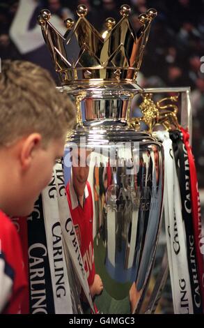 Ein Fußballfan schaut sich die Carling Premiership Trophy in der FA Premier League Hall of Fame in London an, an dem Tag, an dem die Hall of Fame für die breite Öffentlichkeit eröffnet wurde. Stockfoto