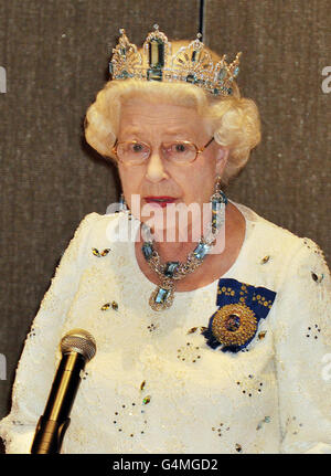 Die britische Königin Elizabeth II. Richtet eine kurze Ansprache an die führenden Persönlichkeiten des Commonwealth aus, bevor sie ein Bankett im Pan Pacific Hotel in Perth, Westaustralien, veranstaltet. Stockfoto