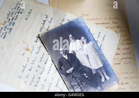 Alte handschriftliche Briefe in estnischer Sprache mit einem schwarz-weiß Familienfoto vom Ende der 1930er Jahre Stockfoto