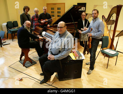 Der amerikanische Horrorschriftsteller Peter Straub (Mitte vorne) mit Mitgliedern des Aurora Orchestra (links nach rechts) Dirigent Nicholas Collon (stehend), Rex Lawson (am Klavier sitzend), Regisseur Tim Hopkins, Max Baillie, Jane Mitchell und Jamie Campbell bei den Proben für die neue Tourenshow Thriller, die am 30. Oktober eröffnet wird, in der St Paul's School in Barnes, London. DRÜCKEN Sie VERBANDSFOTO. Bilddatum: Freitag, 28. Oktober 2011. Bildnachweis sollte lauten: Yui Mok/PA Wire Stockfoto