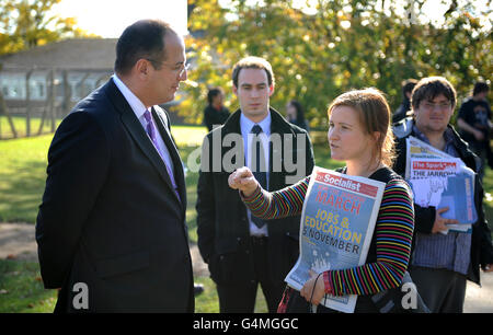 Michael Ellis (links), Abgeordneter von Northampton North, spricht mit einem Studenten-Protestierenden auf dem Northampton University Park Campus während der Coca-Cola Olympic Fackel Tour 2011 an der University of Northampton, Northampton. Stockfoto