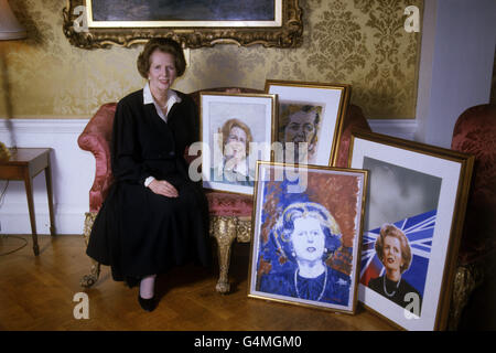 Premierministerin Margaret Thatcher sitzt mit einigen Titelblättern des Time-Magazins, die sich zeigen. Das Time Magazine feiert sein 60-jähriges Jubiläum mit einer Ausstellung seiner Cover-Art mit dem Titel 'Britain, an American View'. Am 30. September 1983 wurde eine Ausstellung von Porträts und Fotografien mit 240 britischen Persönlichkeiten eröffnet, die seit 1923 auf Time's Cover erschienen sind. Stockfoto