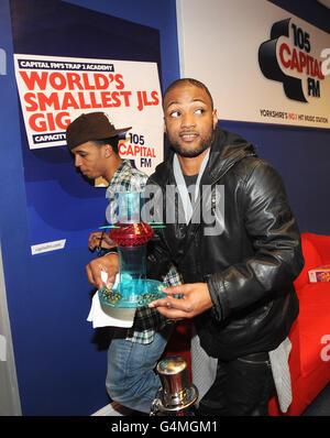 Aston Merrygold (links) und Jonathan 'JB' Gill von JLS spielen bei einem Besuch der Capital FM Studios in Leeds mit einem Kerplunk-Spiel. Stockfoto