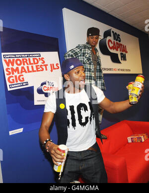 Oritse Williams (links) und Aston Merrygold von JLS bei einem Besuch der Capital FM Studios, Leeds. Stockfoto