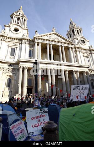 Zelte vor der St Paul's Cathedral, London, als Besucher zurückkehrten, nachdem ihre Türen geöffnet worden waren, nachdem sie für eine Woche wegen der Anwesenheit von antikapitalistischen Demonstranten draußen geschlossen worden waren. DRÜCKEN Sie VERBANDSFOTO. Bilddatum: Freitag, 28. Oktober 2011. Siehe PA Geschichte PROTEST City. Bildnachweis sollte lauten: Sean Dempsey/PA Wire Stockfoto