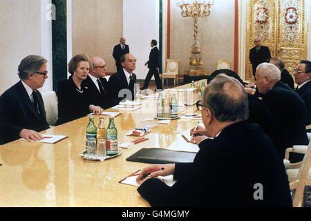 Die britische Delegation mit Frau Margaret Thatcher (c) steht der sowjetischen Delegation mit Herrn Tschernenko (weißes Haar) gegenüber. Ganz links ist Sir Geoffrey Howe und ganz rechts ist Andrei Gromyko, sowjetischer Außenminister. Stockfoto