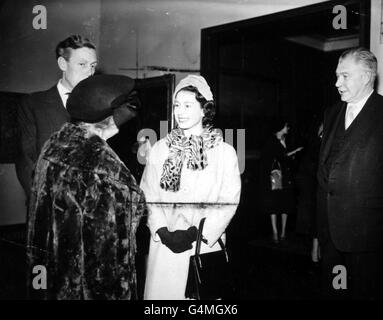 **gescannter Low-Res off-Kontakt** Queen Elizabeth II. Während ihres Besuchs in den Kunstsammlungen des Courtauld Institute of Art der London University. Stockfoto