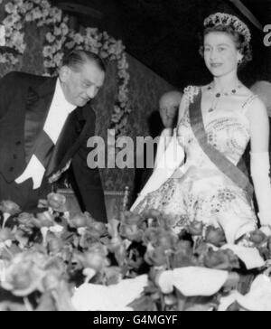 Die französische Präsidentin Rene Coty unterstützt Königin Elizabeth II. In der königlichen Box der Pariser Oper. Stockfoto