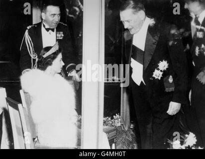 Der französische Präsident Rene Coty spricht mit seinem Gast, Königin Elizabeth II., an Bord des Flussschiffs „Borde Fretigny“, auf dem sie entlang der seine kreuzte und einen herrlichen Flusszug beobachtete. Stockfoto