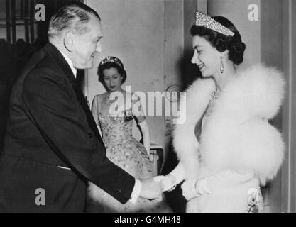 Königin Elizabeth II. Schüttelt sich bei einem Empfang in der britischen Botschaft in Paris während ihres Staatsbesuchs in Frankreich die Hände mit dem französischen Präsidenten Rene Coty. Stockfoto