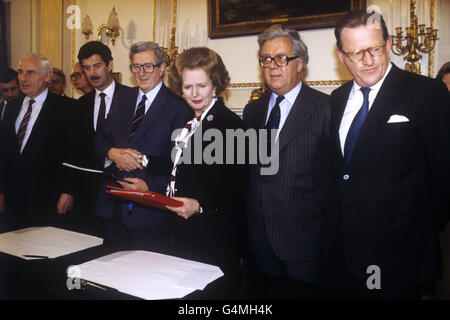 Premierministerin Margaret Thatcher schüttelt sich die Hände mit dem irischen Premierminister Dr. Garret Fitzgerald, dem nordirischen Minister Tom King (r) und dem Commonwealth-Minister Geoffrey Howe (zweiter von rechts). Stockfoto