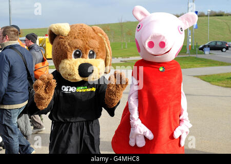 Fußball - npower Football League Championship - Doncaster Rovers gegen Coventry City - Keepmoat Stadium. Doncaster Rovers Maskottchen Donny Dog (links) und Peppa Pig vor dem Keepmoat Stadium Stockfoto