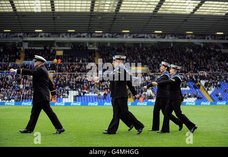 Mitglieder der Royal British Legion marschieren vor der Spiel Stockfoto