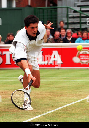 Tim Henman (UK) in Aktion während seines Halbfinales gegen den Armenier Sargis Sargsian, im Stella Artois Turnier im Queen's Club. Henman führte 6-1 3-2 an, bevor das Spiel wegen Regen gestoppt wurde. Stockfoto