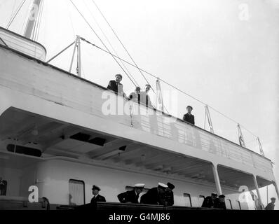 Prinz Charles, zweiter links, blickt von der Royal Yacht Britannia in Barrow-in-Furness über Bord. Der Prinz und seine Schwester, Prinzessin Anne, waren von Southampton nach Barrow gefahren. Dort wurden sie von der Königin und dem Herzog von Edinburgh an Bord einer Urlaubskreuzfahrt auf den westlichen Inseln Schottlands begleitet. Stockfoto