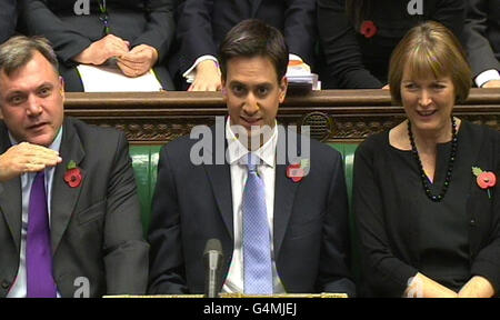 Der Vorsitzende der Labour Party, Ed Miliband, der Schattenkanzler Ed Balls (links) und die Schattenministerin für Kultur, Medien und Sport, Harriet Harman, hören zu, wie Premierminister David Cameron während der Fragen des Premierministers im Londoner Unterhaus spricht. Stockfoto