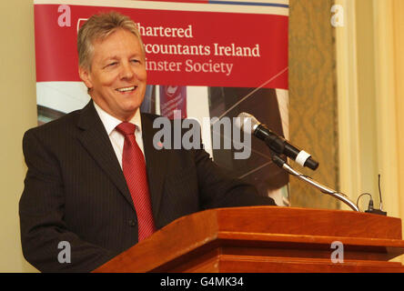 Der erste Minister von Nordirland, Peter Robinson, spricht beim November-Mittagessen der Leinster Society of Chartered Accountants im Four Seasons Hotel in Dublin. Stockfoto