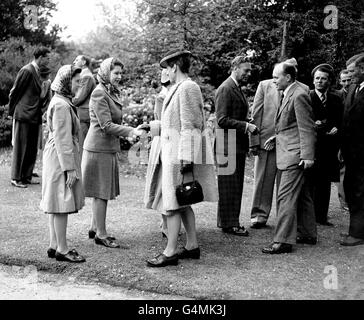 Prinzessin Elizabeth schüttelt die Hände mit Frau Geoffrey Browne in Windsor, wo die Delegierten der Internationalen Konferenz der landwirtschaftlichen Produzenten von König George VI empfangen wurden, als sie die Royal Farm besuchten. Stockfoto