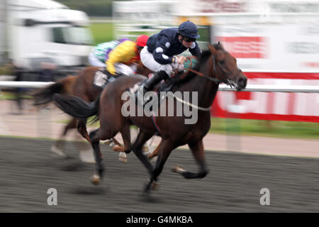 Focail Maith von Freddie Tylicki gewinnt weiter The SCA Recycling UK Ltd Handicap Stakes Stockfoto