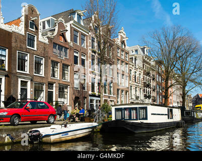 Blick entlang eines Amsterdam ist vielen Kanäle an einem schönen Frühlingstag. Stockfoto
