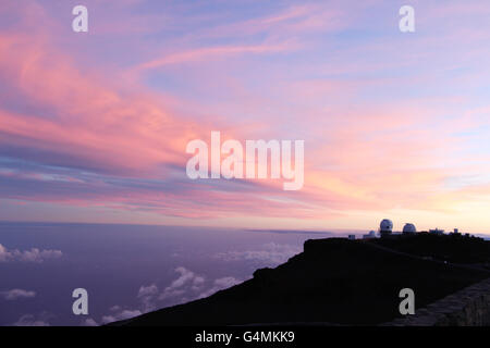 Observatorien bei Sonnenuntergang auf dem Gipfel des Haleakala (Haleakala National Park) Stockfoto