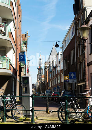 Ein Blick nach unten Bloemstraat Blick auf den Turm der Westerkerk; Amsterdam, Niederlande. Stockfoto