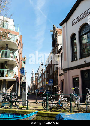 Ein Blick nach unten Bloemstraat Blick auf den Turm der Westerkerk; Amsterdam, Niederlande. Stockfoto