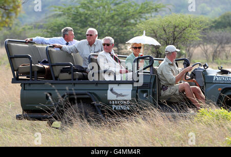 Der Prinz von Wales und die Herzogin von Cornwall werden während eines Besuchs des WWF Black Rhino Expansion Project am dritten Tag einer fünftägigen Tour durch das Phinda Game Reserve in KwaZulu Natal Südafrika gefahren. Stockfoto