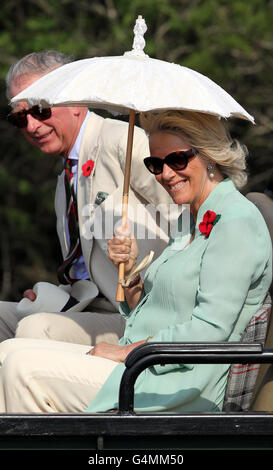 Der Prinz von Wales und die Herzogin von Cornwall werden während eines Besuchs des WWF Black Rhino Expansion Project am dritten Tag einer fünftägigen Tour durch das Phinda Game Reserve in KwaZulu Natal Südafrika gefahren. Stockfoto