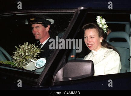 Kommandant Tim Laurence und die Prinzessin Royal nach ihrer Hochzeit in der Craithie Kirche, in der Nähe von Balmoral. Stockfoto
