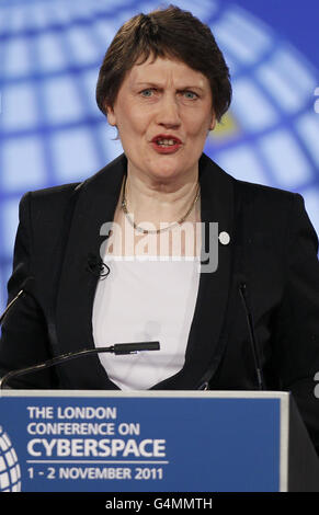 Die ehemalige neuseeländische Premierministerin Helen Clark, Administrator des Entwicklungsprogramms der Vereinten Nationen, spricht während der Eröffnungssitzung auf der Londoner Cyberspace-Konferenz im Queen Elizabeth II Conference Center in Westminster. Stockfoto