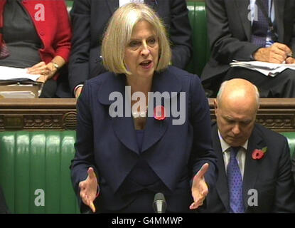 Innenministerin Theresa May gibt im Unterhaus eine Erklärung zur Bandenkultur ab. Stockfoto