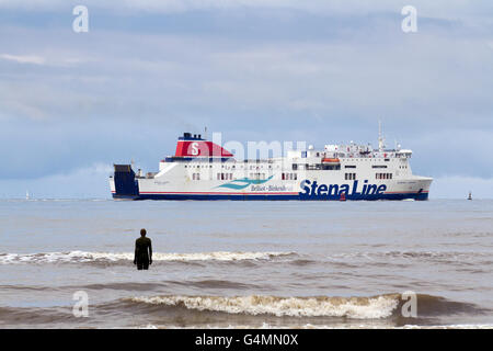 Stena Line Versand verlassen den Fluss Mersey, überqueren die Burbo Windfarm in Crosby, Merseyside, UK Stockfoto