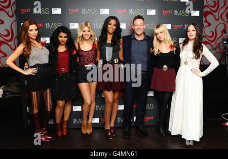 (Links - rechts) Una Healy, Vanessa White, Mollie King und Rochelle Wiseman von den Samstagen, Toby Anstis, mit Catherine Pierce und Allison Pierce von den Pierces, während sie an einer Fotozelle teilnehmen, bevor die Weihnachtslichter der Oxford Street in London eingeschaltet werden. Stockfoto