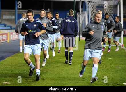 Fußball - npower Football League Championship - Millwall gegen Coventry City - The Den. Spieler von Coventry City wärmen sich vor dem Anpfiff auf Stockfoto