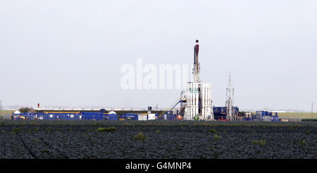 Die Demonstranten skalieren eine Schiefergasanlage bei Banks in der Nähe von Southport, Merseyside, was die Arbeit am Standort Cuadrilla Resources einstellt. Stockfoto