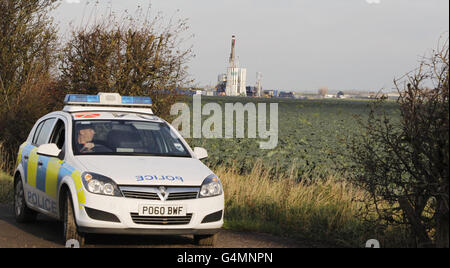 Die Demonstranten skalieren eine Schiefergasanlage bei Banks in der Nähe von Southport, Merseyside, was die Arbeit am Standort Cuadrilla Resources einstellt. Stockfoto