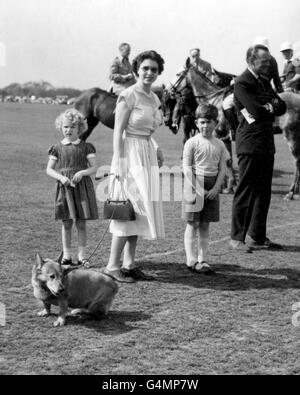 Königin Elizabeth II. Mit Prinz Charles und Prinzessin Anne am Smith's Lawn im Windsor Great Park, wo sie den Herzog von Edinburgh beim Polo für die Welsh Guards beobachten konnten. Stockfoto