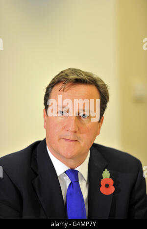 Der britische Premierminister David Cameron spricht mit dem japanischen Premierminister Yoshihiko Noda (nicht abgebildet) während eines bilateralen Treffens vor dem Beginn des G20-Gipfels der wichtigsten Volkswirtschaften der Welt in Cannes, Frankreich. Stockfoto