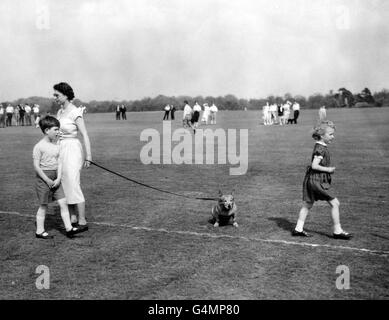 Königin Elizabeth II. Mit Prinz Charles und Prinzessin Anne am Smith's Lawn im Windsor Great Park, wo sie den Herzog von Edinburgh beim Polo für die Welsh Guards beobachten konnten. Stockfoto