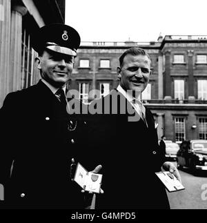 Metropolitan Police Officers, Constable Michael Wheelhouse (links) und Detective-Sergeant Peter Woodmore, verlassen den Buckingham Palace mit den George Medals, die sie von der Queen für ihren Teil an der Gefangennahme eines gefährlichen bewaffneten Verbrechers erhalten haben. * nach einer Verfolgungsjagd, die auf dem Parliament Square begann, wurde PC Wheelhouse in den Arm geschossen, bevor Sergeant Woodmore den Verbrecher mit einem 10-Meter-Sprung auf dem Gelände eines Kensington-Hauses zu Boden stürzte. Stockfoto