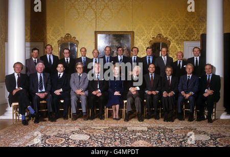 Das neue Kabinett der konservativen Regierung von Frau Thatcher. (Von links stehend) Chief Whip John Wakeham, Landwirtschaftsminister Michael Jopling, Kanzler des Herzogtums Lancaster Lord Cockfield, Beschäftigungsminister Norman Tebbit, Lord Privy Seal John Biffen, walisischer Sekretär Nichola Edwards, Umweltminister Patrick Jenkin, Sozialdienstminister Norman Fowler, Minister für Handel und Industrie, Cecil Parkinson, Minister für Verkehr, Tom King, Finanzminister, Peter Rees und Minister für das Kabinett, Sir Robert Armstrong. (Sitzt von links) Stockfoto